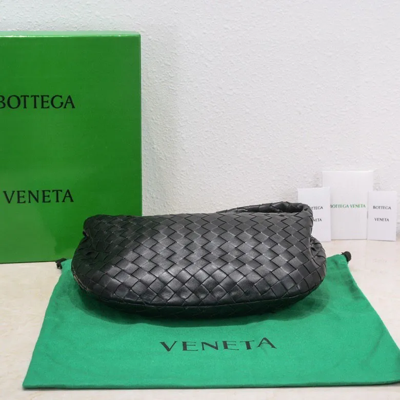 Batch 1460 BV Bottega Veneta 2022 Early Spring New Ladies Medium JODIE Handbag BV Bag 🔥The new method is to round the corners on the original basis and knot the round hobo bag with classic woven leather. The most iconic triangular pull-out design, using sheepskin draped soft shape, is super suitable for concave shapes~ Jodie feels really gentle to people, and is definitely the best item for daily matching. It has the same weave, new elements and twists, and is versatile. It is the new favorite of street style Internet celebrities! Size: 36*21*13 Model: 6697